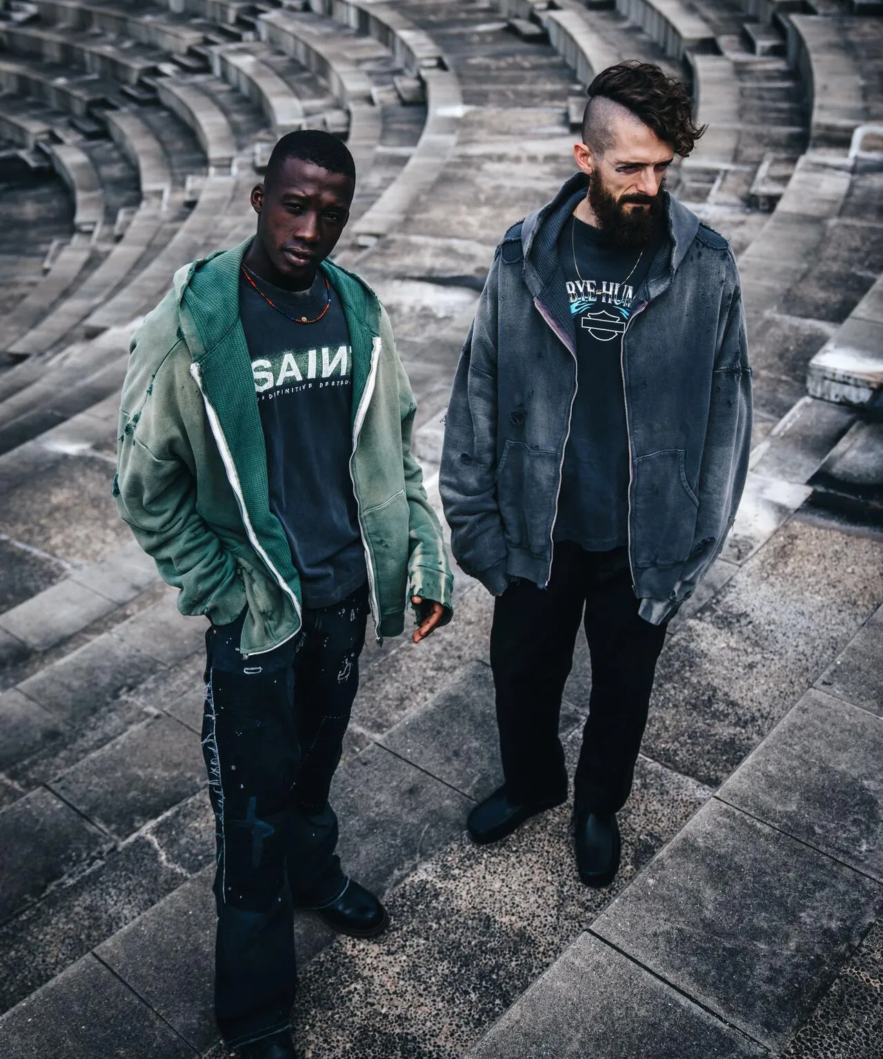 SAINT Mxxxxxx DBL FACE ZIP UP HOODIE/GREEN Double-layer destroyed waffle zipper jacket, washed green S-XL, a style that has been used in the summer. After continuous fine polishing, it has finally been shipped. The finished product is simply a work of art. Super heavy washing and distressing. Multiple water fades. Excessive hand-made wormhole destruction processing. Deconstruction and reorganization embroidery technology. Custom-made zippers with LOGO. The color details of the zipper webbing are also correct. Original grade fruit main label and wash water label. Top purchasing grade. A layer of waffle fabric is added to the inner lining to make the overall texture stronger and increase the comfort and warmth of the wearer.